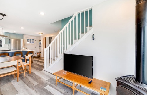 Newport Cottage | Lovely ocean-view cottage next to Nye Beach access - EV charger on-site