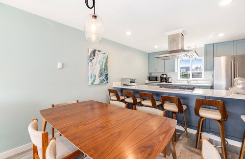 Newport Cottage | Lovely ocean-view cottage next to Nye Beach access - EV charger on-site