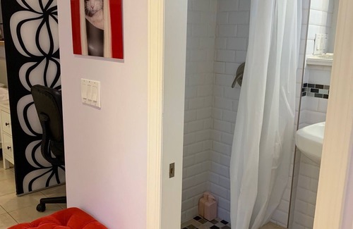 Queens Apartment | Lovely petite studio, walk to LIRR and Bell Blvd.