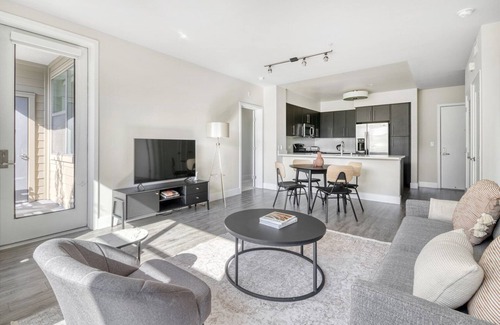 Centennial Apartment | Lovely Redwood City 2BR w/Gym & Tennis Court, walk to WF, by Blueground