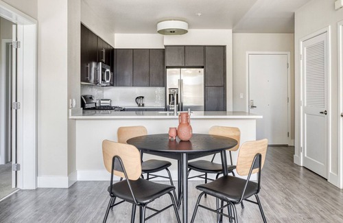 Centennial Apartment | Lovely Redwood City 2BR w/Gym & Tennis Court, walk to WF, by Blueground