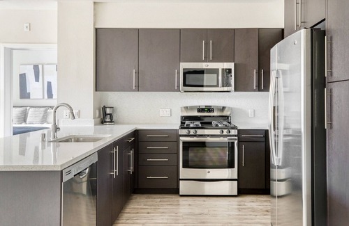 Centennial Apartment | Lovely Redwood City 2BR w/Gym & Tennis Court, walk to WF, by Blueground