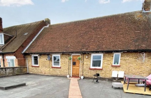 Garston Apartment | Lovely refurbished 4 bed property, with outside terrace