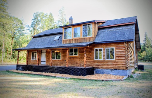 Crawfordsville House | Lovely Renovated and Secluded Log Cabin