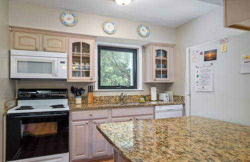 Seabrook Island House | Lovely Renovated Two Bedroom Villa! Open Kitchen! Short Ride to Beaches!