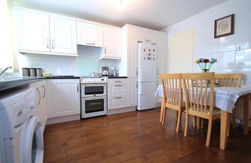 Latchmere House | Lovely Spacious 4 Beds House 7 min Clapham Junction Station