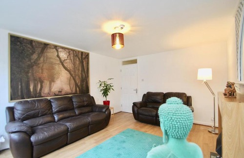 Latchmere House | Lovely Spacious 4 Beds House 7 min Clapham Junction Station