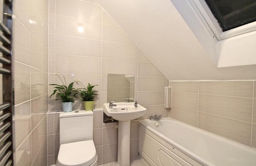 Latchmere House | Lovely Spacious 4 Beds House 7 min Clapham Junction Station