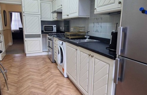 Old Town Apartment | Lovely Spacious Flat in Central Edinburgh Walk Any Where