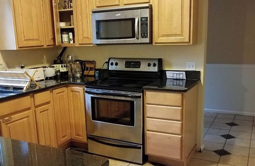 North Garrett Road House | Lovely, Spacious & Sunny: Sleeps 6 - Near Duke, UNC & Downtown Durham w/Nature!