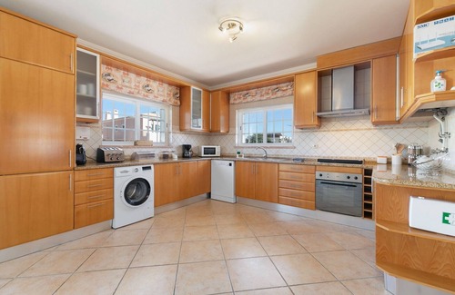 Porto de Mos Villa | Lovely Spacious Villa in a Great Location