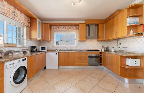 Porto de Mos Villa | Lovely Spacious Villa in a Great Location