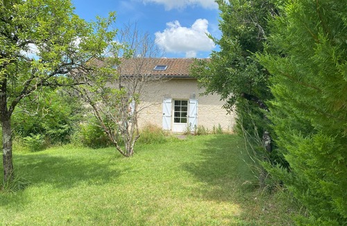 Allemans House | Lovely stone country house + guest house on a 4-ha estate with pool & jacuzzi