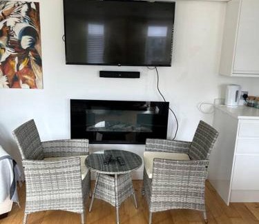 Poole House | Lovely studio cabin. Hot tub ex £40 per night