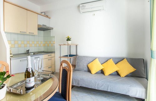 Seget Donji Apartment | Lovely studio ❤ for 2, balcony, 50 m to the beach