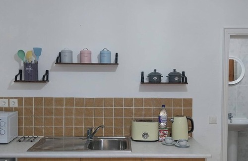 Petaleia Apartment | Lovely Studio in Strinilas With its own Pool