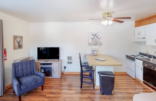 Yosemite West Condo | Lovely studio in Yosemite with kitchenette & balcony - near Badger Pass & Valley