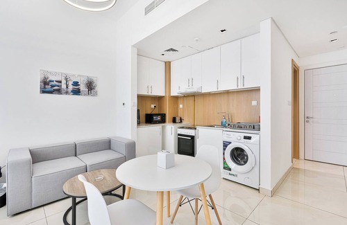 Deira Apartment | Lovely Studio with Pool and Gym