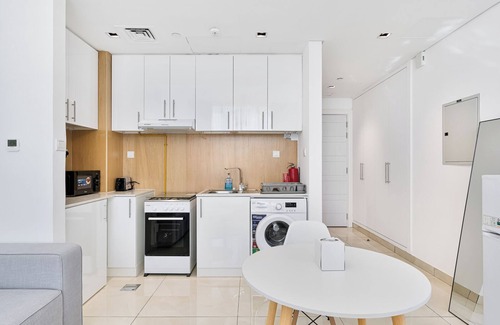 Deira Apartment | Lovely Studio with Pool and Gym