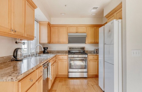 Sunnyvale House | Lovely Sunnyvale 3BR w/Parking & A/C, nr Tech Hub, by Blueground