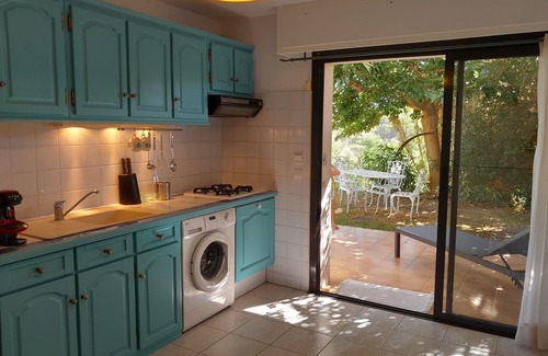 Bormes-Les-Mimosas Apartment | Lovely T2 property secure private parking in a peaceful location