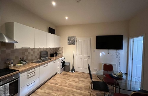 Central Aberdeen Apartment | Lovely Twin 2-flats Condo In Aberdeen-no Party