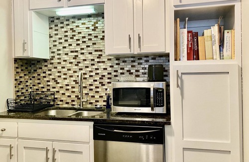 West Plaza Apartment | Lovely Two bed Two bath blocks away from Plaza and Westport!