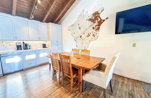 Bear Valley Cabin | Lovely updated cabin with views - sleeps 9 in Bear Valley with WiFi access