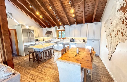 Bear Valley Cabin | Lovely updated cabin with views - sleeps 9 in Bear Valley with WiFi access