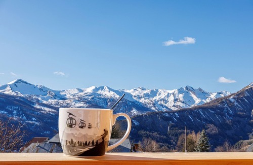 Allos Apartment | Lovely, upmarket R+1 chalet apartment 5 minutes from the slopes, near Lac d'Allos