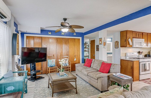 Palm Harbor House | Lovely waterfront home with balcony, full kitchen, & dog-friendly
