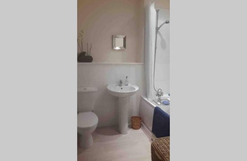 North West Apartment | Lovely well kept 2 bedroom west end flat.