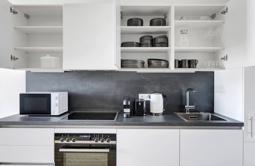 Favoriten Apartment | Lovely Wieden 1BR w/Balcony, Gym, Elevator, walk to U-Bahn, by Blueground