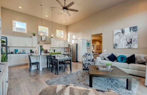 West University House | *Low Rates* Minerva House ~UNR~Deck~Reno~Groups ~ Near Downtown~Family Fun