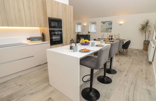 Freshwater Cottage | LOW TIDE LOFT, pet friendly, country holiday cottage in Freshwater