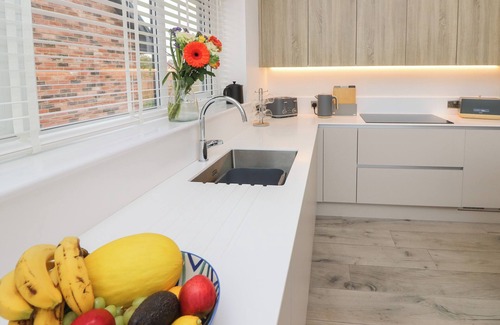 Freshwater Cottage | LOW TIDE LOFT, pet friendly, country holiday cottage in Freshwater