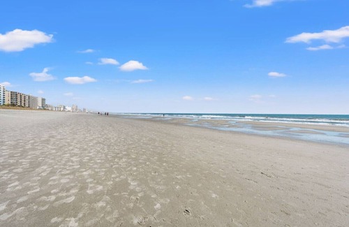 Windy Hill Apartment | Low Tide | Oceanfront Balcony | Kitchen | Pools