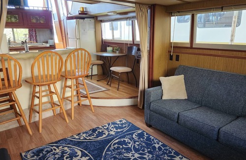 Downtown Knoxville Boat Rental | Low week-night rates! Vintage houseboat. Walk to UT & downtown Knox.