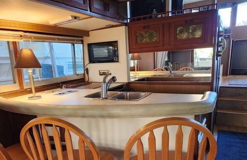 Downtown Knoxville Boat Rental | Low week-night rates! Vintage houseboat. Walk to UT & downtown Knox.