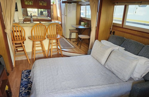 Downtown Knoxville Boat Rental | Low week-night rates! Vintage houseboat. Walk to UT & downtown Knox.