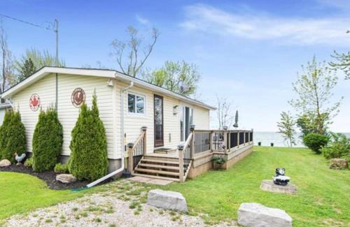 Dunnville House | Lowbanks Lakefront Lake Erie Cottage 3 bedrooms
