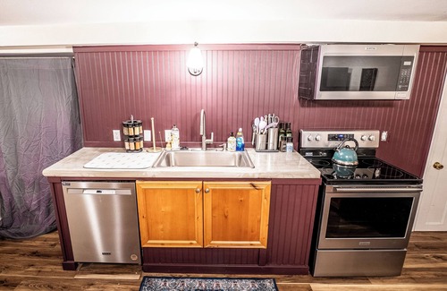 Manhattan House | Lower Anderson Cottage: near airport, golf course, winery, stadium and more!