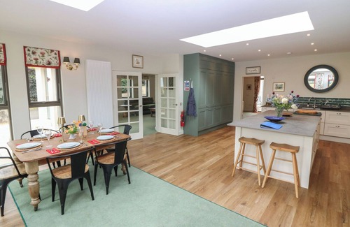 Cupar Cottage | LOWER LODGE, pet friendly, character holiday cottage in Cupar, Fife