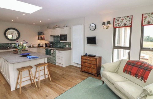 Cupar Cottage | LOWER LODGE, pet friendly, character holiday cottage in Cupar, Fife
