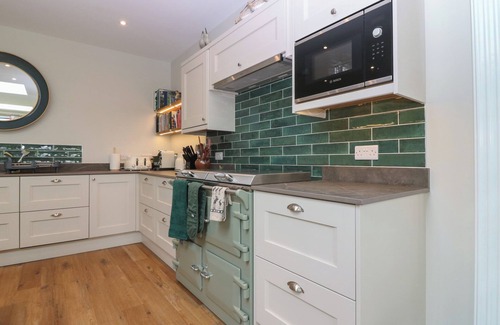 Cupar Cottage | LOWER LODGE, pet friendly, character holiday cottage in Cupar, Fife