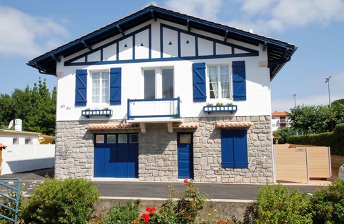 Hendaye Apartment | LOYA - Apt 3*** dans Villa typique avec piscine