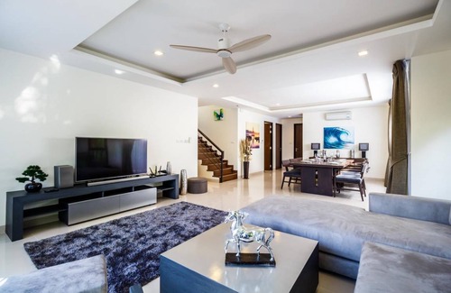 Bang Tao Villa | LP101 - Private rooftop pool villa in Laguna for 9 people, near restaurants and shops
