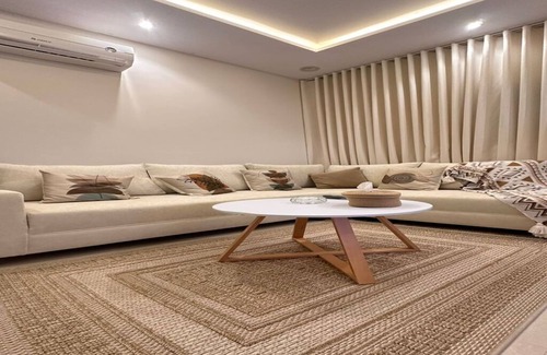 Riyadh Apartment | LP40 - Pristine 1BR Near Kingdom City