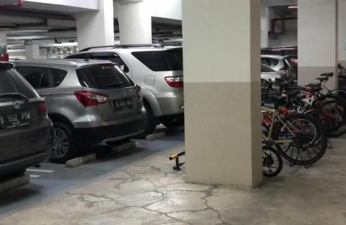 East Jakarta Apartment | LRT access with Netflix, Wifi, Gym and Pool, Signature Park Grande