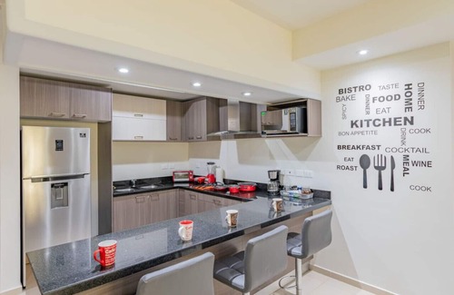 Zona Dorada Apartment | Lujoso Condominio Tiburon a 3 Cuadras de la Playa